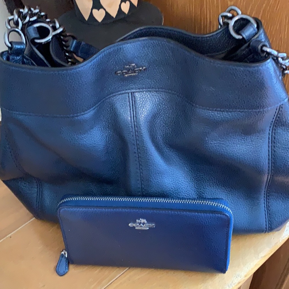 Gorgeous COACH handbag with matching wallet in pristine condition navy blue